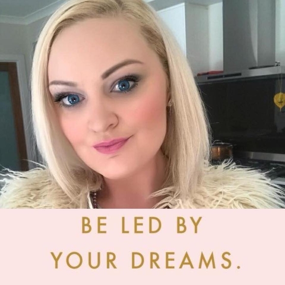 Meet your Posher, Courtney - Picture 1 of 1